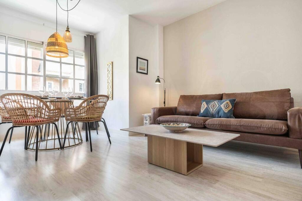 Spacious & Authentic Apartment By Rems Малага Экстерьер фото